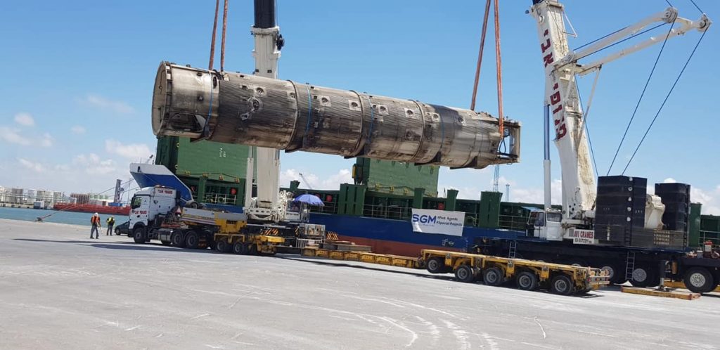 Image of pipe unloading from the ship